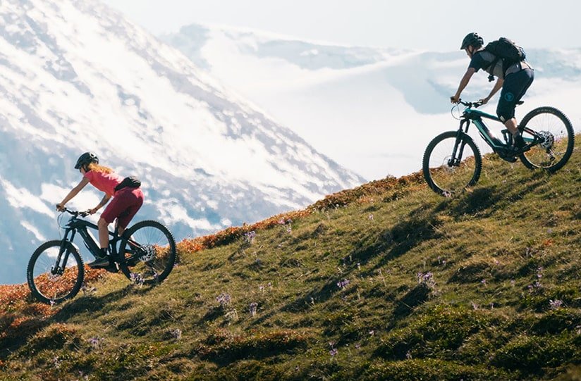 ciclisti in montagna con mtb elettriche