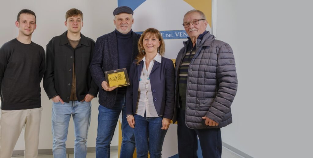 la famiglia leardini festeggia il premio